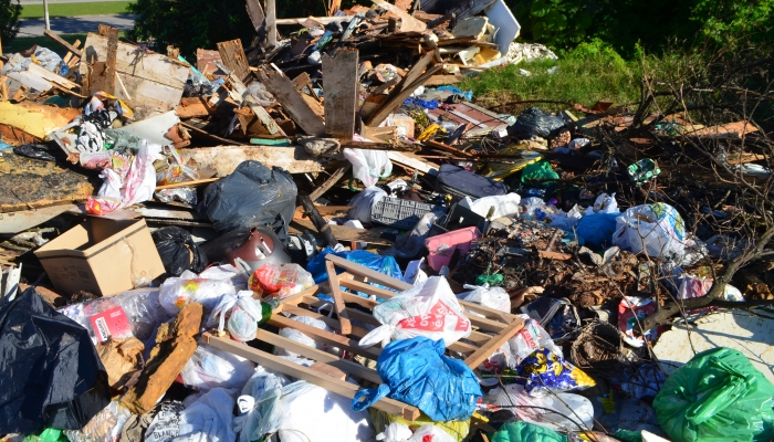 Prefeitura alerta: descarte irregular de lixo em área pública gera multa