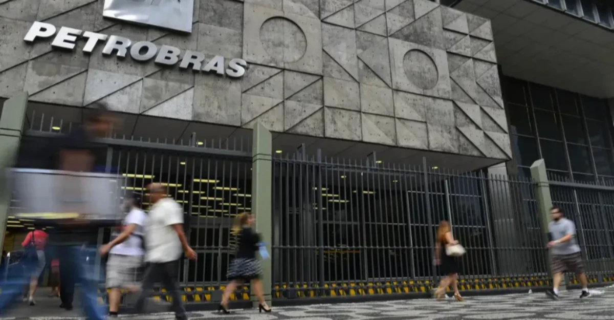 Petrobras anuncia aumento no valor da gasolina vendida a distribuidoras