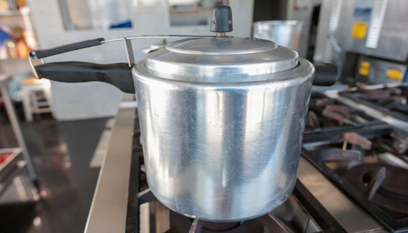 Saiba quais cuidados tomar ao manusear uma panela de pressão