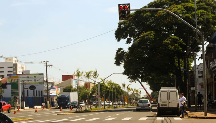 Prefeitura investe na segurança de pedestres com a instalação de semáforos