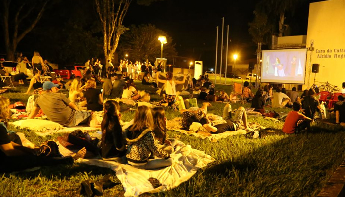 Cinema à Céu Aberto será realizado na praça do antigo aeroporto nesta sexta (5)