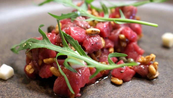 Gosta de comer carne crua? Veja quais são os riscos desse hábito