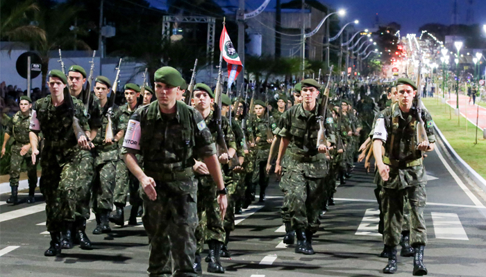 Desfile da Independência bate recorde e reúne 30 mil pessoas na Carlos Borges Desfile da Independência bate recorde e reúne 30 mil pessoas na Carlos Borges