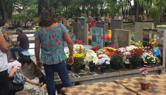 Dia de Finados mobiliza familiares e amigos com orações nos cemitérios da cidade Dia de Finados mobiliza familiares e amigos com orações nos cemitérios da cidade