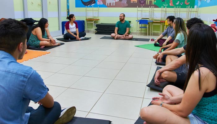 Professor oferece aulas de yoga online e gratuitamente durante isolamento social