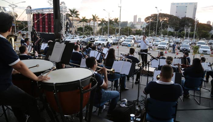 Orquestra Filarmônica da Unicesumar faz apresentação em estilo drive in