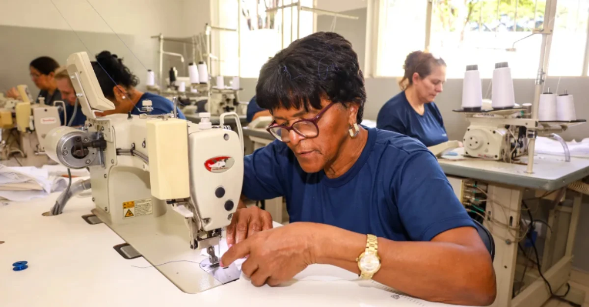 Curso de costura gratuito está com inscrições abertas em Maringá; vagas são limitadas