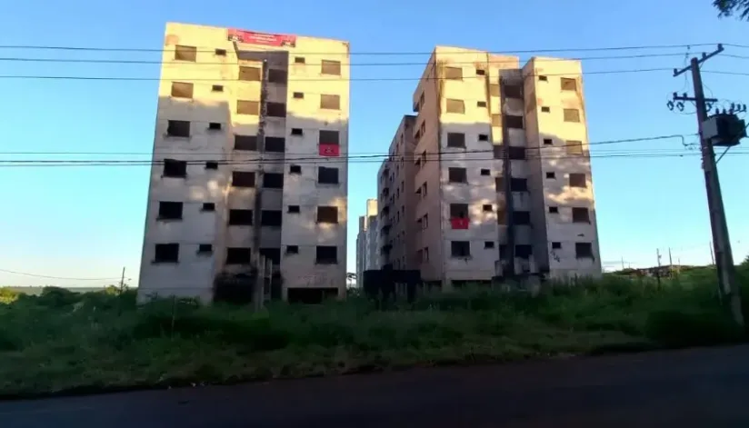 Sem tetos ocupam blocos residenciais com 240 apartamentos abandonados em Paiçandu