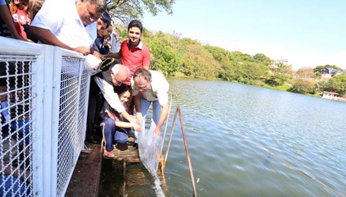 Estudantes soltam peixes em comemoração na Semana da Primavera. Estudantes soltam peixes em comemoração na Semana da Primavera.
