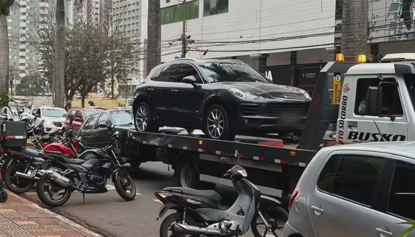 Porsche guinchado por estacionar em vaga para pessoas com deficiência em Maringá acumula multas