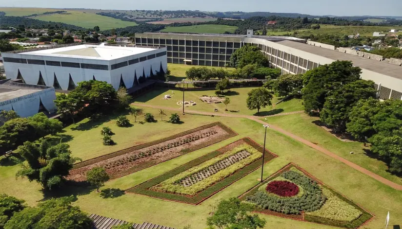 Unioeste abre processo seletivo com salários de até R$ 7,6 mil