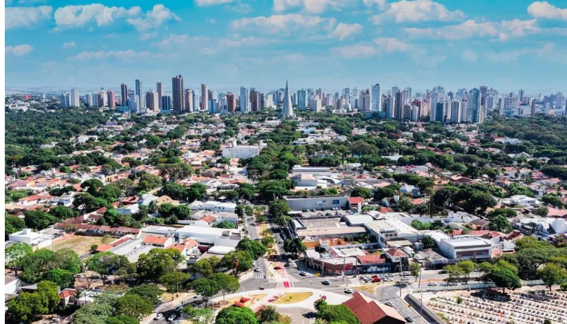 A foto mostra a praça de Todos os Santos e a avenida Cerro Azul vistas de cima.