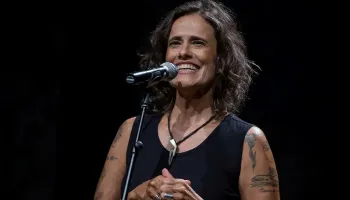 Zélia Duncan faz apresentação gratuita no encerramento do Femucic 2025; saiba mais