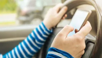 Uso de celular ao volante é responsável por 57% dos acidentes de trânsito, aponta Abramet Uso de celular ao volante é responsável por 57% dos acidentes de trânsito, aponta Abramet