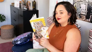 Ana Favorin lança seu primeiro livro e ministra duas oficinas gratuitas de escrita criativa 