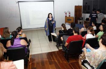 Pesquisadora de Arte apresenta palestra para educadores da rede municipal 