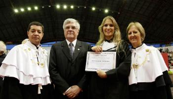Aluna recebe diploma de número 50 mil 