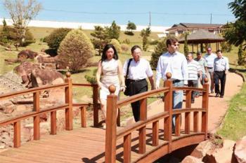 Prefeito de Minokamo visita o Parque do Japão 
