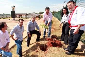 Governador Beto Richa conhece Parque do Japão 