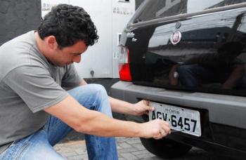 Placas refletivas em veículos serão obrigatórias a partir de 1º de abril 