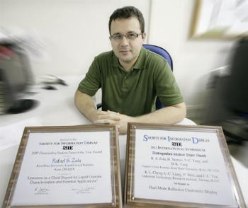 Físico da UEM recebe dupla premiação nos EUA Físico da UEM recebe dupla premiação nos EUA