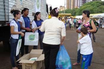 Comunidade poderá trocar garrafas PET por sacolas retornáveis na Feira do Produtor 