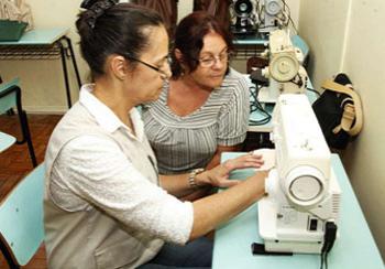 Secretaria da Mulher oferece curso de corte e costura gratuito. 