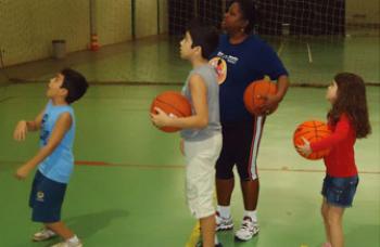 Escolinha de basquete conta com 50 alunos. 