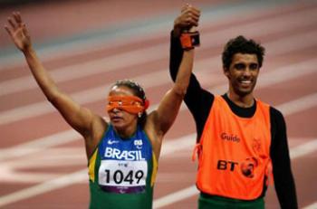 Atleta que treina em Maringá conquista ouro no Mundial Paralímpico de Atletismo na França. 