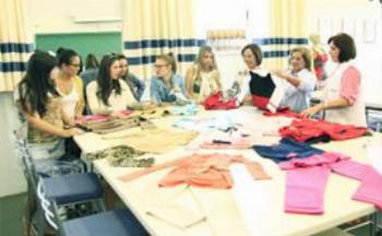 Estudantes de Moda da Unicesumar doam cerca de 400 peças de agasalhos. 
