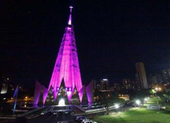 Iluminação da torre da Catedral de Maringá terá tonalidade rosa durante o mês de outubro. 