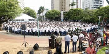 Mais de 1.500 jovens fizeram o Juramento à Bandeira em Maringá. 