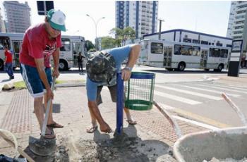 Mais de mil lixeiras serão instaladas em locais públicos de Maringá, Iguatemi e Floriano. 