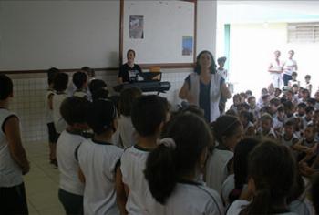 Projeto de música é levado à escola municipal. 