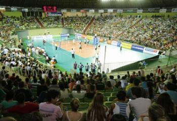 Torcida apoia e comemora vitória do ModaMaringá na Superliga. 