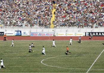 Torcida apoia e comemora vitória do Maringá Futebol Clube na estreia do Paranaense. 