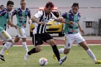 Maringá FC se mantém na liderança mesmo com a derrota. 