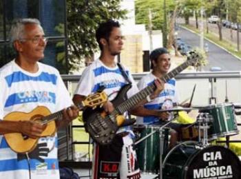 Bairros e distritos maringaenses terão bailes durante os quatro dias de folia.Veja programação.  