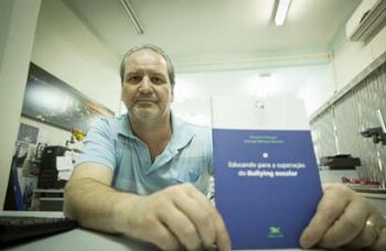 Bullying escolar é tema de livro de professor da instituição. 
