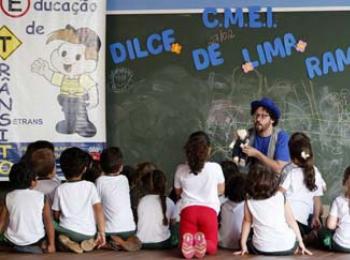 Alunos aprendem sobre trânsito através de contação de histórias. 