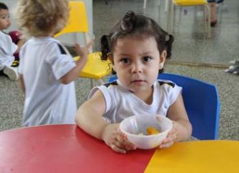 Colégio inclui frutas na alimentação infantil e torna hora da refeição agradável e saudável. Colégio inclui frutas na alimentação infantil e torna hora da refeição agradável e saudável.