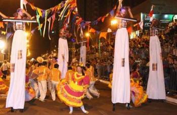 Desfile cívico-militar comemora o aniversário de Maringá na segunda-feira (12). 