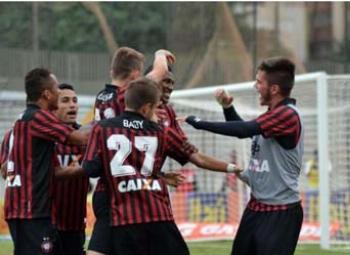 Atlético vence clássico diante do Coritiba no Willie Davids. 