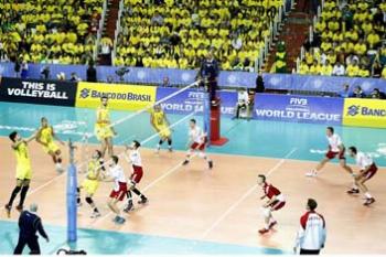 Com ginásio Chico Neto lotado, seleção brasileira de vôlei vence Polônia. 