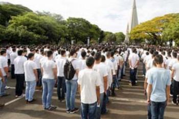 Jovens da classe de 1996 têm prazo até o final deste mês para se alistarem. 