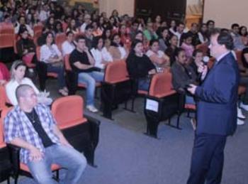 Mais de 700 alunos começam cursos do Pronatec nesta segunda-feira (18). 
