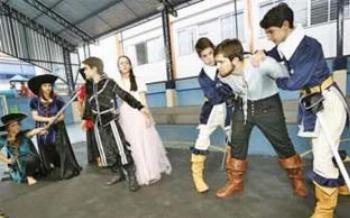 "As três mosqueteiras e o intruso bonachão" é atração no Teatro Barracão. 