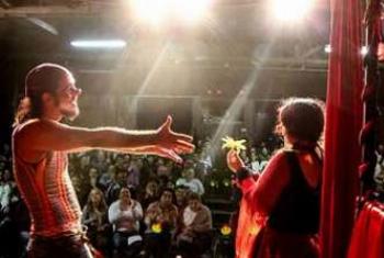 Artistas fazem apresentação em feiras livres. 