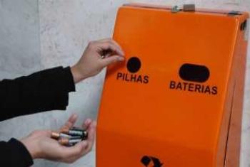 Pilhas e baterias portáteis podem ser entregues em alguns supermercados de Maringá. 