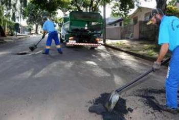 Avenidas prejudicadas pela chuva recebem reparo emergencial. 